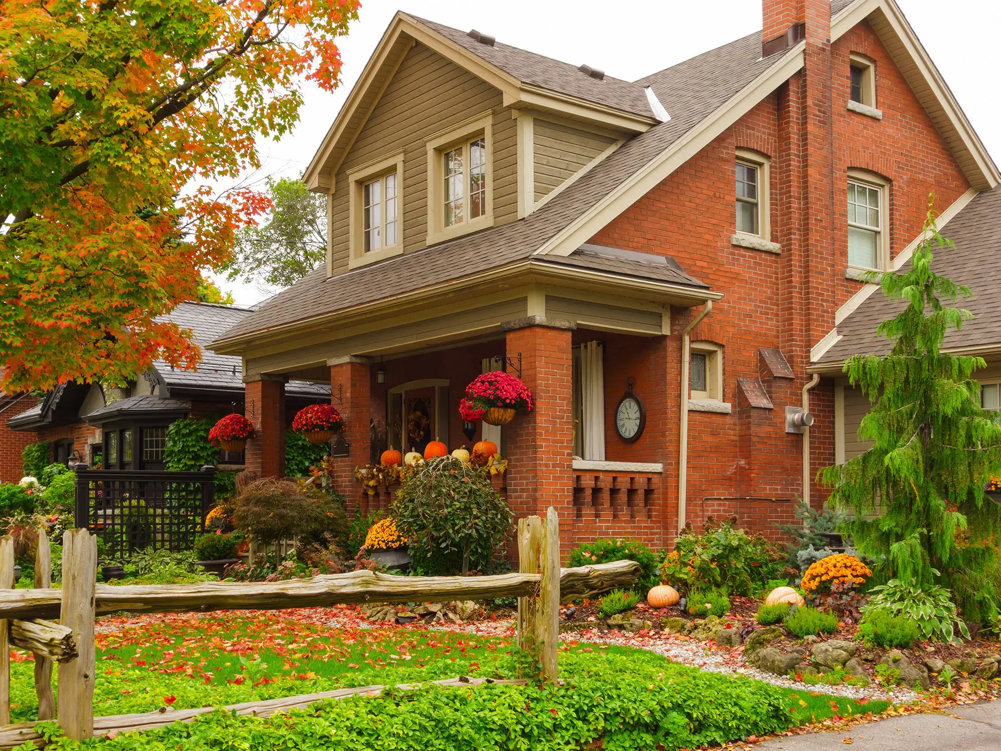 Навес к пристройке дома. Парень и девушка идут по дороге. Дом на крыше. Двое мужчин и одна женщина. Несколько в стороне от дома.