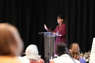 Jean Chatzky delivering keynote address at VACU's Financial Success for Women Summit